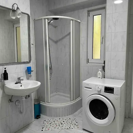 Modern 2 Bedroom Flat In Centre